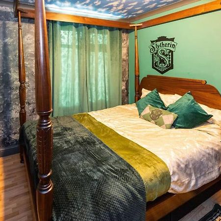 Hogwarts Hideaway Themed Property Watford  Exterior foto