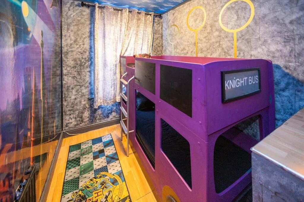 Hogwarts Hideaway Themed Property Watford  Exterior foto