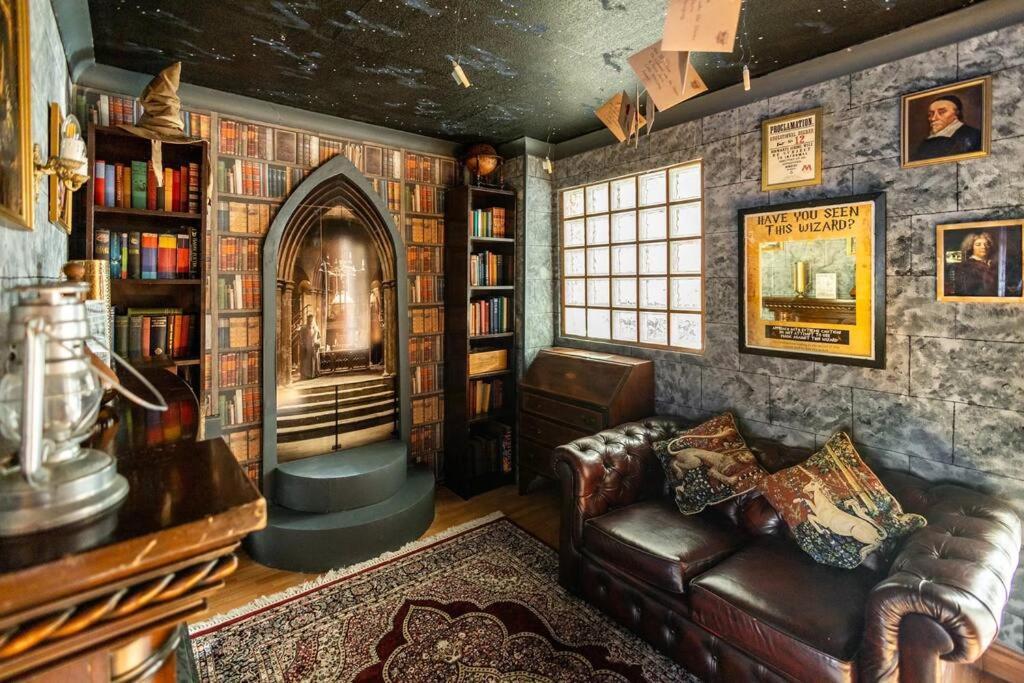 Hogwarts Hideaway Themed Property Watford  Exterior foto