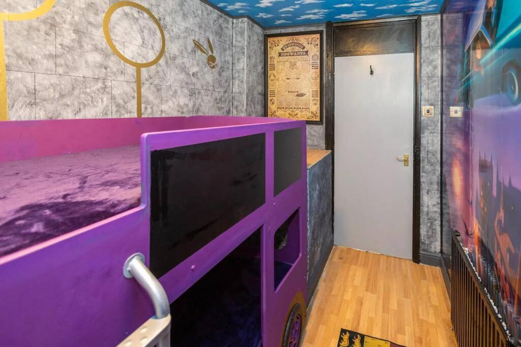 Hogwarts Hideaway Themed Property Watford  Exterior foto
