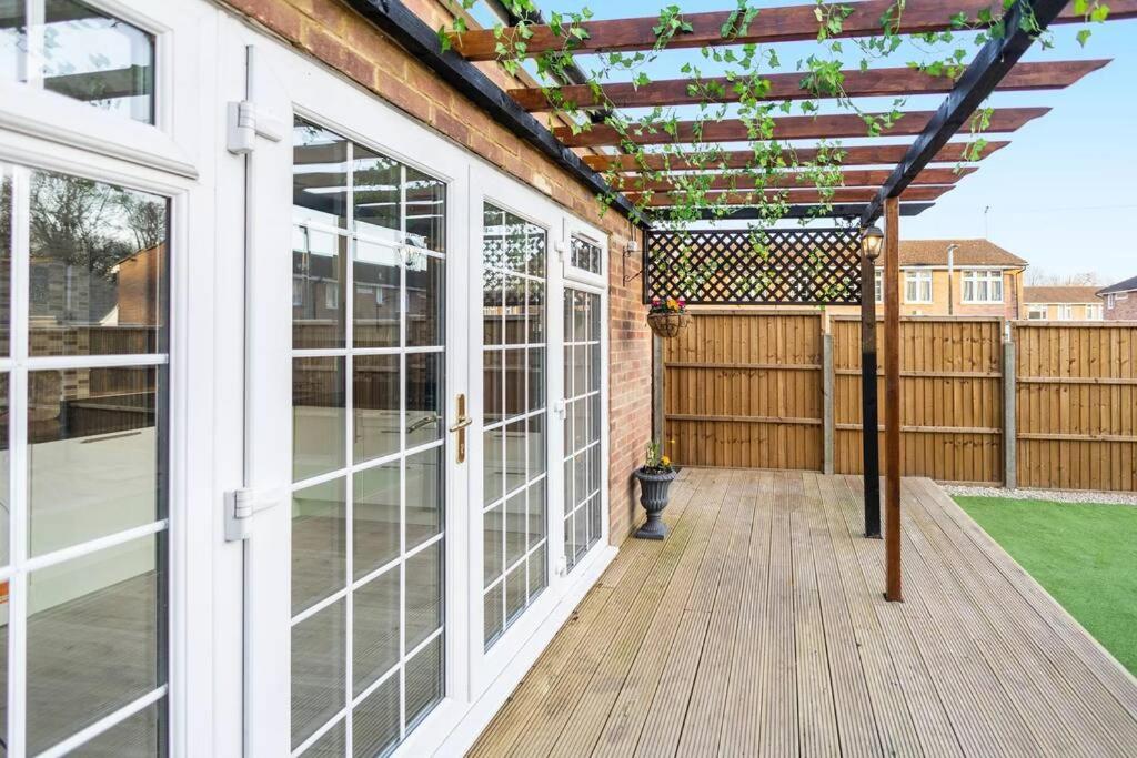 Hogwarts Hideaway Themed Property Watford  Exterior foto