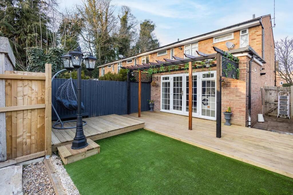 Hogwarts Hideaway Themed Property Watford  Exterior foto